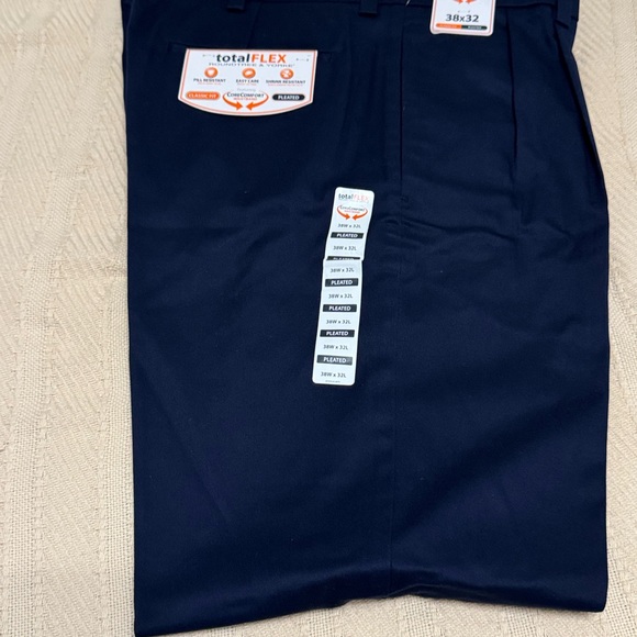 Roundtree & Yorke TotalFlex Classic Fit Pants in Navy - Picture 1 of 6